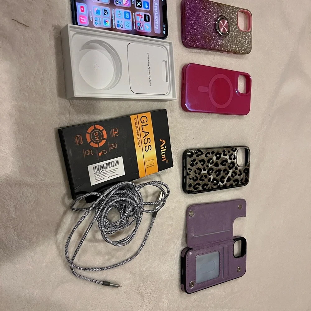 Apple iPhone 13 unlocked ,128 GB blue 89% battery health and free cases